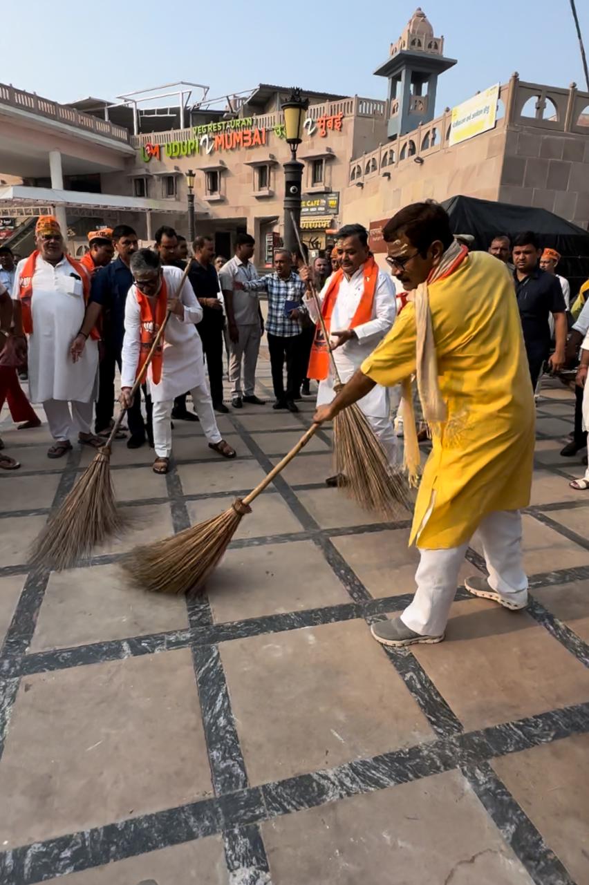 विधायक नीलकंठ तिवारी के वार्ड प्रवास कार्यक्रम में मंत्री जयवीर सिंह,सांसद नीरज शेखर: फोटो बच्चा गुप्ता विधायक नीलकंठ तिवारी के वार्ड प्रवास कार्यक्रम में मंत्री जयवीर सिंह,सांसद नीरज शेखर: फोटो बच्चा गुप्ता