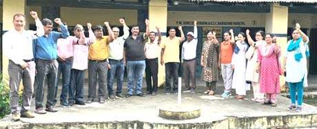 काले फीते बांध शिक्षक दिवस के कार्यक्रमों का किया बहिष्कार काले फीते बांध शिक्षक दिवस के कार्यक्रमों का किया बहिष्कार