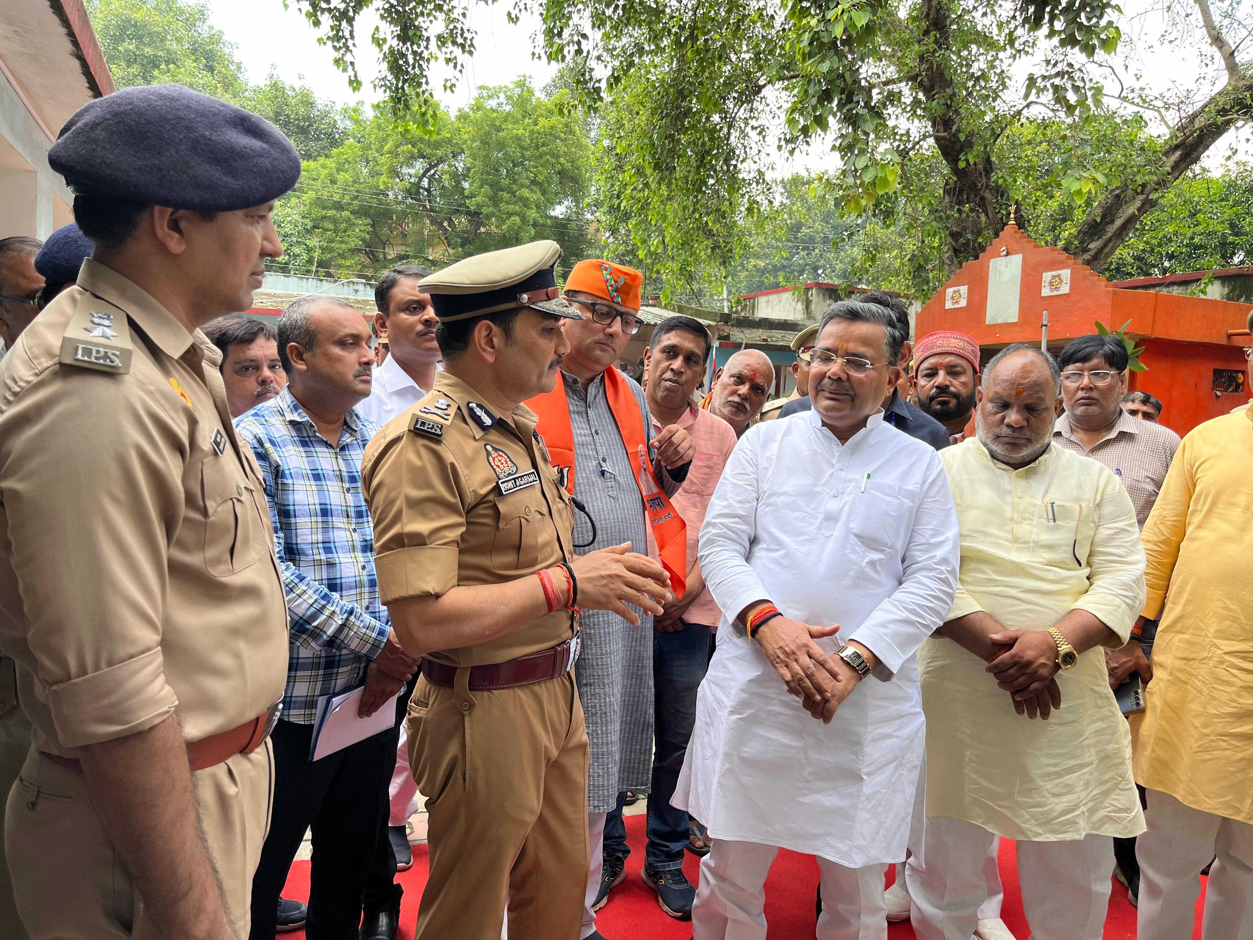 पर्यटन मंत्री कैंट थाने का निरीक्षण करते हुए :फोटो बच्चा गुप्ता पर्यटन मंत्री कैंट थाने का निरीक्षण करते हुए :फोटो बच्चा गुप्ता