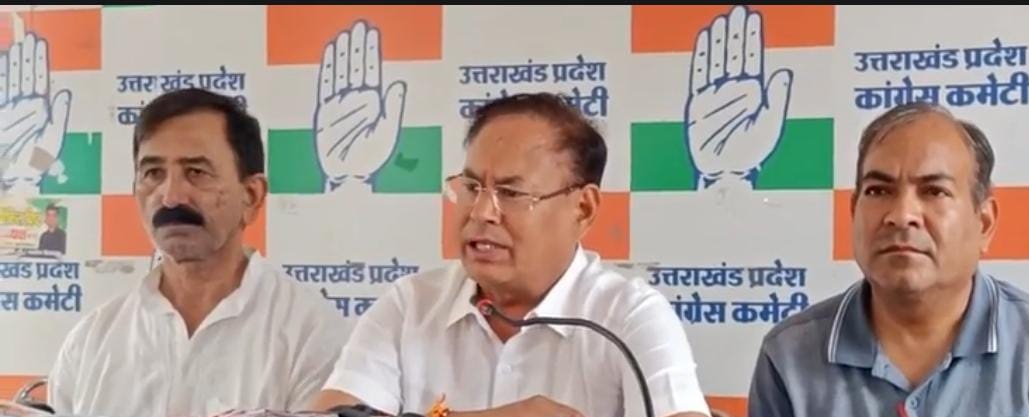 गुरुवार को कांग्रेस मुख्यालय राजीव भवन में बदरीनाथ विधायक लखपत सिंह बुटोला पत्रकारों से बातचीत करते। गुरुवार को कांग्रेस मुख्यालय राजीव भवन में बदरीनाथ विधायक लखपत सिंह बुटोला पत्रकारों से बातचीत करते।