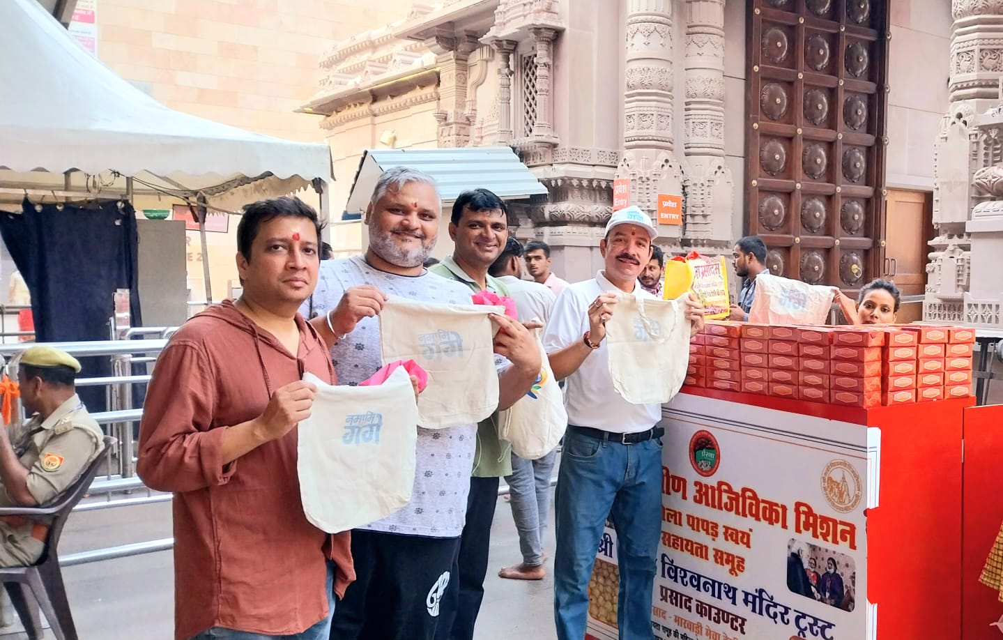 बाबा विश्वनाथ के दरबार में पॉलीथिन प्रयोग न करने का संदेश देते नमामि गंगे के सदस्य: फोटो बच्चा गुप्ता बाबा विश्वनाथ के दरबार में पॉलीथिन प्रयोग न करने का संदेश देते नमामि गंगे के सदस्य: फोटो बच्चा गुप्ता