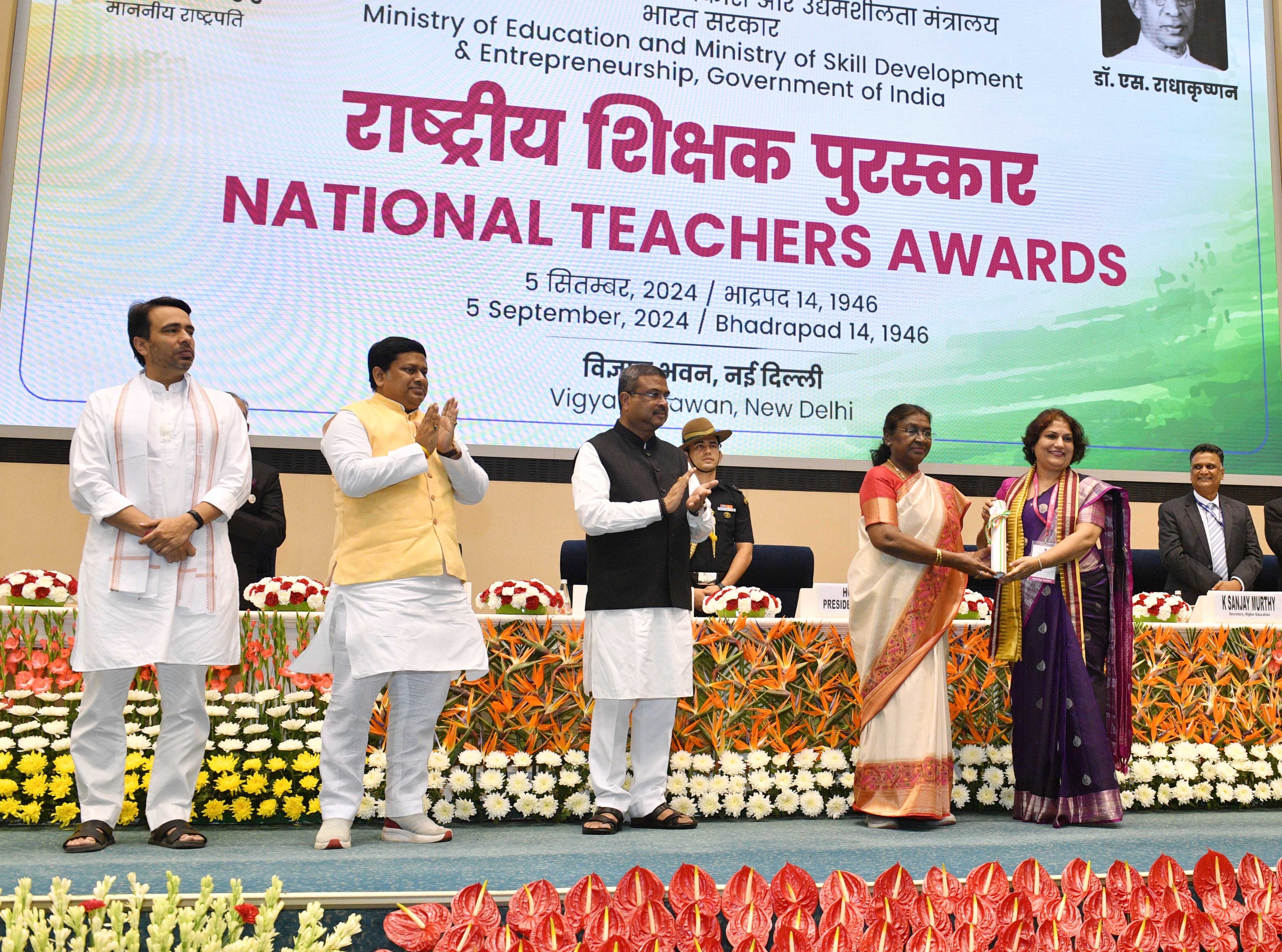 राष्ट्रपति द्रौपदी मुर्मू गुरुवार को विज्ञान भवन में शिक्षकों को सम्मानित करते हुए राष्ट्रपति द्रौपदी मुर्मू गुरुवार को विज्ञान भवन में शिक्षकों को सम्मानित करते हुए