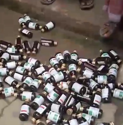 बेलवा स्वास्थ्य केन्द्र में मरीजों ने किया बवाल बेलवा स्वास्थ्य केन्द्र में मरीजों ने किया बवाल