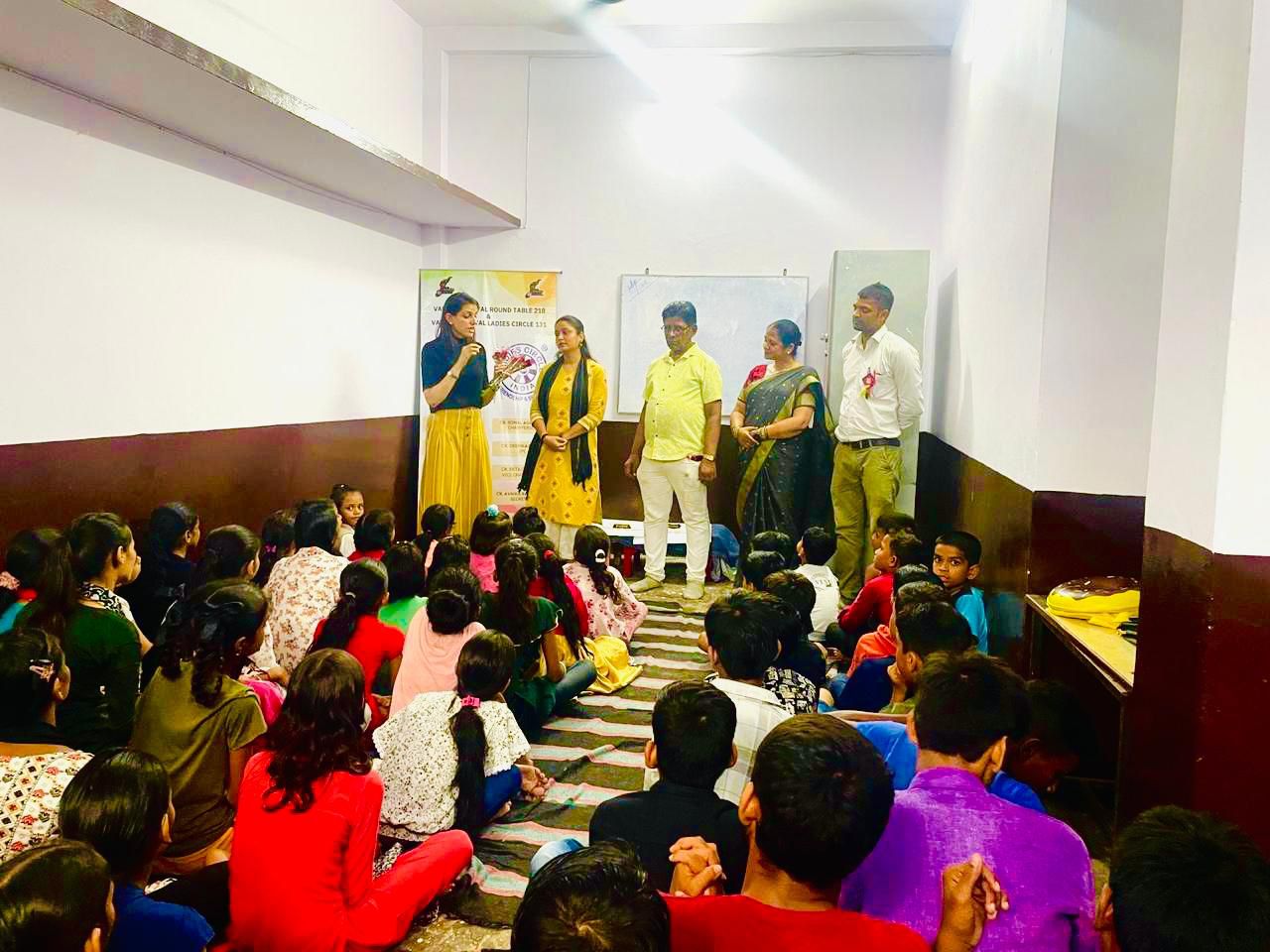 शिक्षक दिवस पर छात्राओं को गुड टच बैड टच की जानकारी देती प्रशिक्षक शिक्षक दिवस पर छात्राओं को गुड टच बैड टच की जानकारी देती प्रशिक्षक