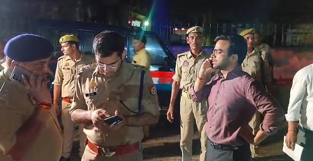 माैके पर डीएम, एसपी व अन्य माैके पर डीएम, एसपी व अन्य
