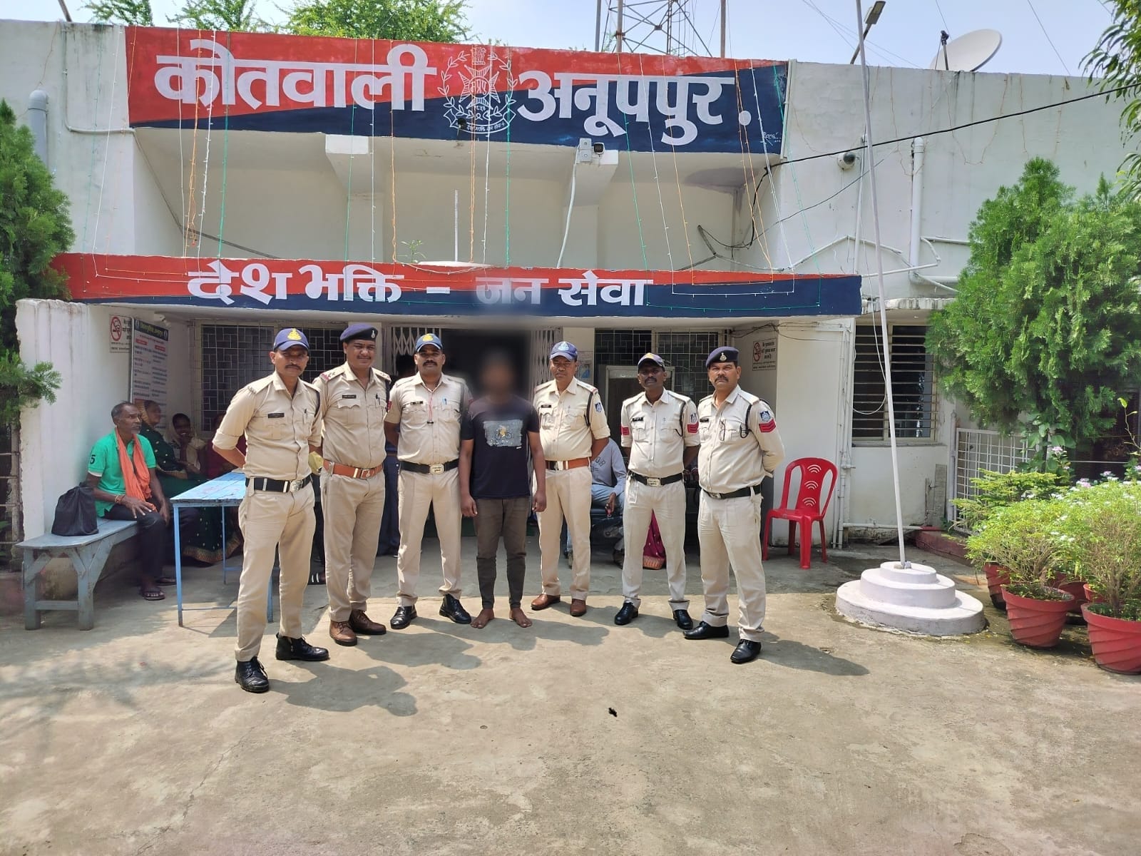 गिरफ्तार अरोपित के साथ पुलिस दल गिरफ्तार अरोपित के साथ पुलिस दल