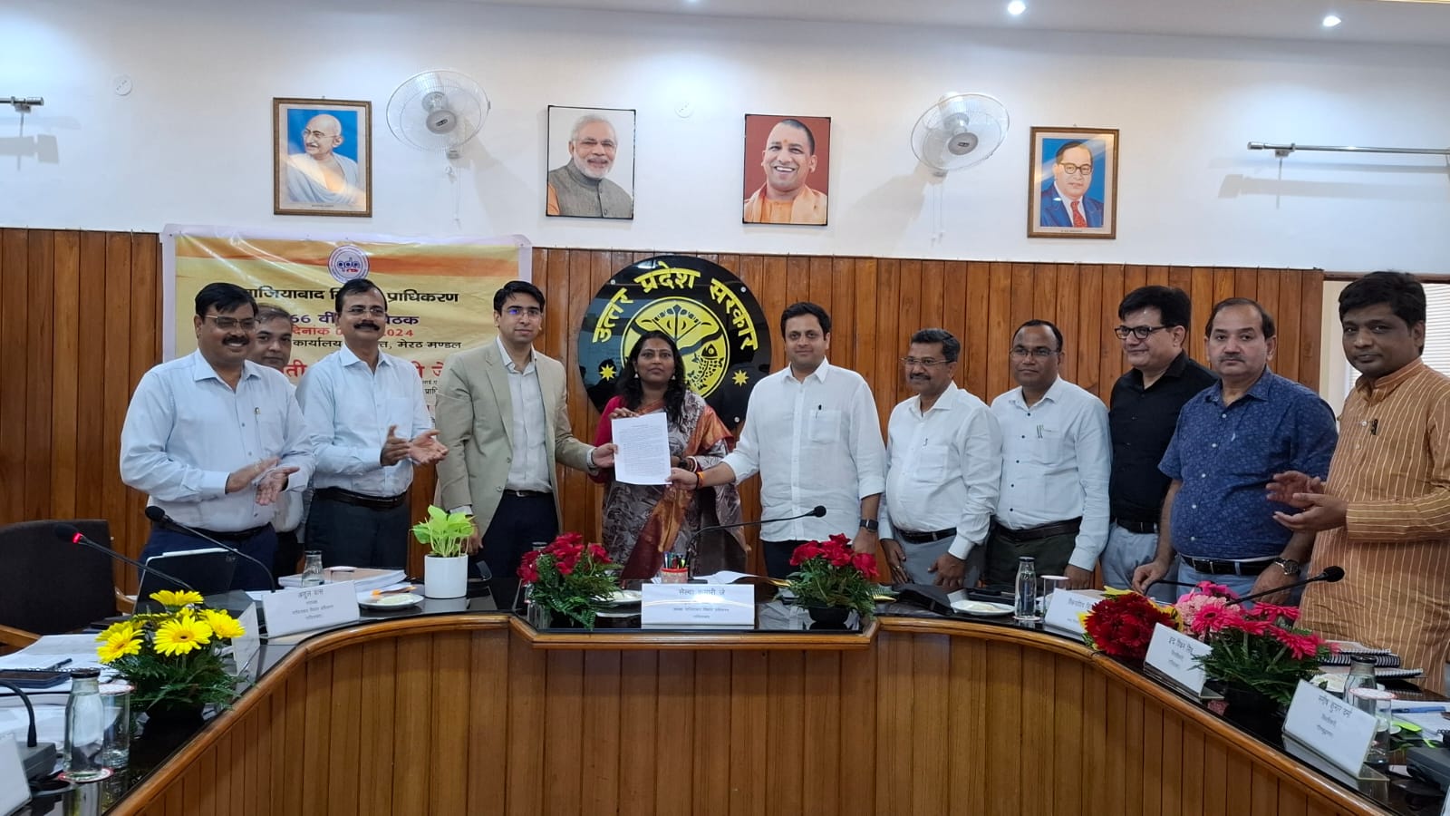 हस्तांतरण पत्र पर हस्ताक्षर के बाद अधिकारी हस्तांतरण पत्र पर हस्ताक्षर के बाद अधिकारी