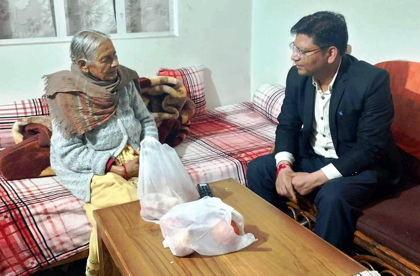 श्रीमती नीला मटियाली से मुलाकात करते उप जिलाधिकारी। श्रीमती नीला मटियाली से मुलाकात करते उप जिलाधिकारी।