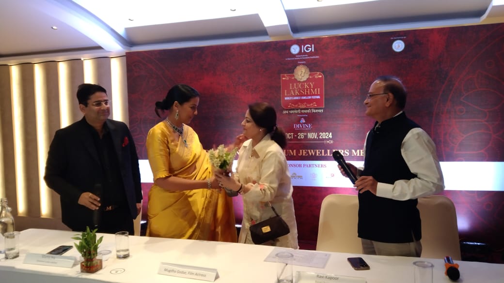 हार का वजन इतना हो कि गला उसका भार वहन कर सके : मुग्धा गोडसे हार का वजन इतना हो कि गला उसका भार वहन कर सके : मुग्धा गोडसे