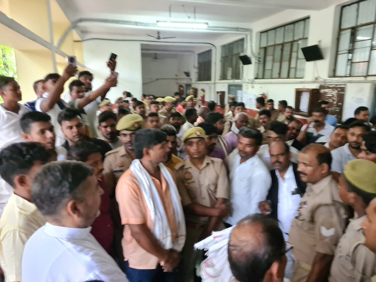 न्यायालय में सपा सांसद के साथ कार्यकर्ता :फोटो बच्चा गुप्ता न्यायालय में सपा सांसद के साथ कार्यकर्ता :फोटो बच्चा गुप्ता