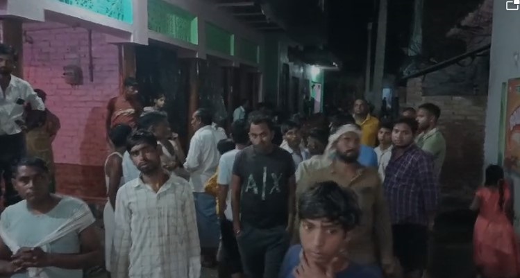 घटना जानकारी पर गांव में हादसे के शिकार लोगों के परिजन घटना जानकारी पर गांव में हादसे के शिकार लोगों के परिजन