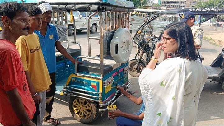 ग्वालियरः कलेक्टर ने किया ई-रिक्शा कलर कोडिंग कार्य का निरीक्षण ग्वालियरः कलेक्टर ने किया ई-रिक्शा कलर कोडिंग कार्य का निरीक्षण