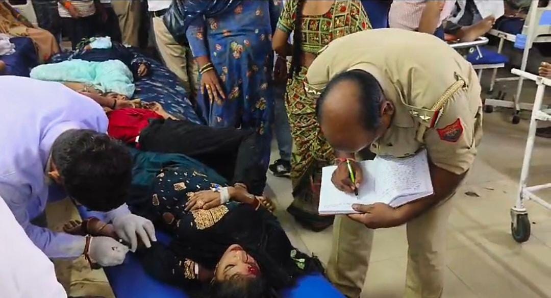 अस्पताल में जानकारी लेती पुलिस अस्पताल में जानकारी लेती पुलिस