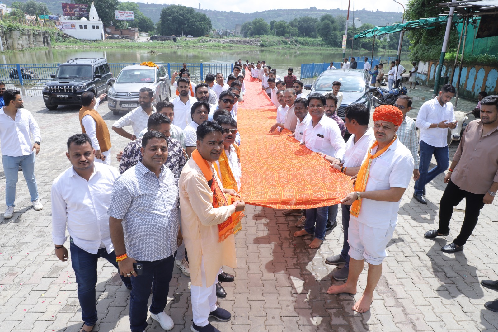 चितौड़गढ़ में क्षेत्र की खुशहाली की कामना को लेकर गंभीरी नदी को चुनरी ओढ़ाई गई। चितौड़गढ़ में क्षेत्र की खुशहाली की कामना को लेकर गंभीरी नदी को चुनरी ओढ़ाई गई।