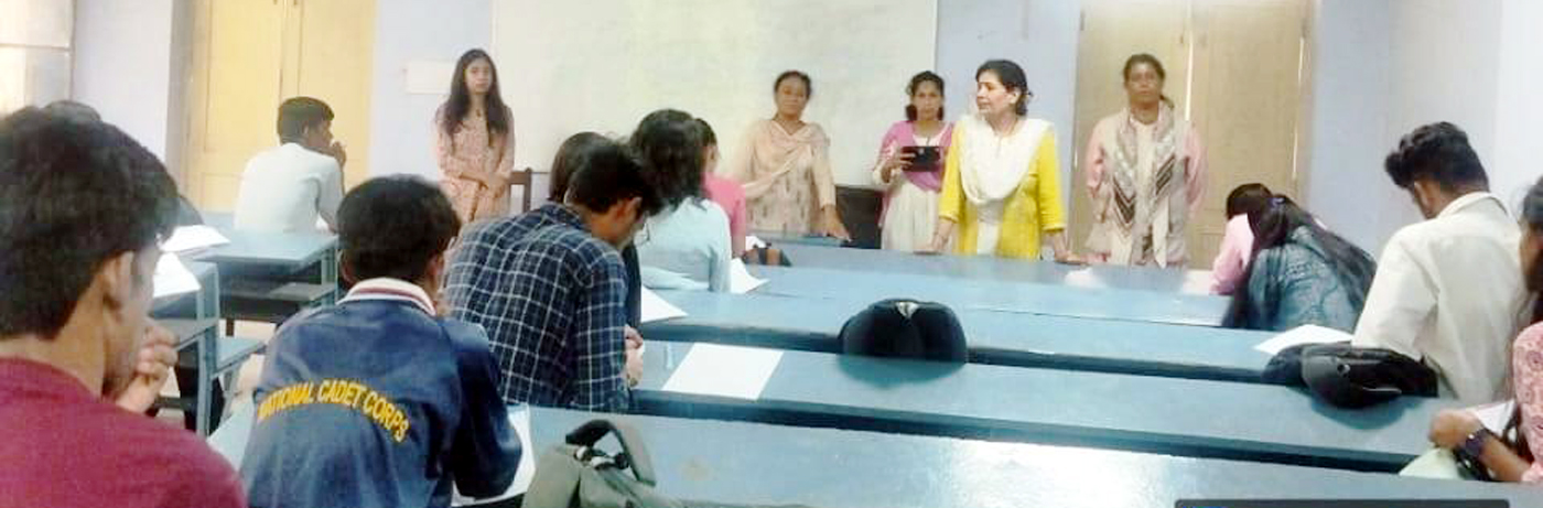 निबंध प्रतियोगिता में शामिल प्रतिभागी। निबंध प्रतियोगिता में शामिल प्रतिभागी।