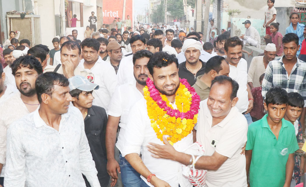 सोनीपत: लोगों को अभिवादन स्वीकार करते हुए देवेंद्र कादियान सोनीपत: लोगों को अभिवादन स्वीकार करते हुए देवेंद्र कादियान