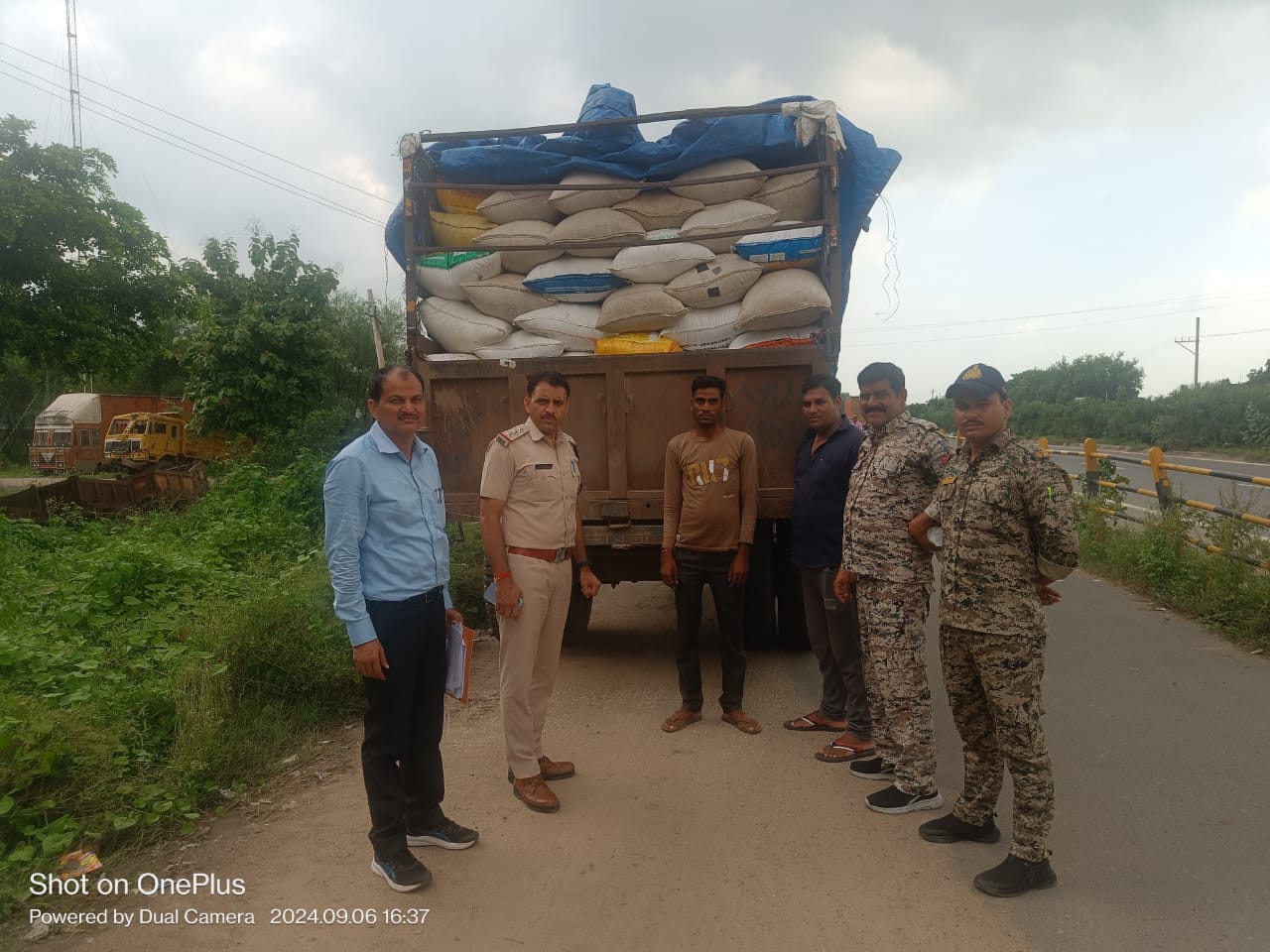पकड़ा गया ट्रैक्टर पकड़ा गया ट्रैक्टर