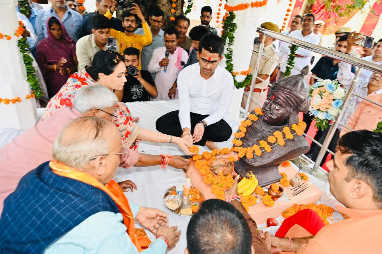 उप मुख्यमंत्री ने गोगुन्दा में प्रताप राजतिलक स्थली को किया नमन उप मुख्यमंत्री ने गोगुन्दा में प्रताप राजतिलक स्थली को किया नमन