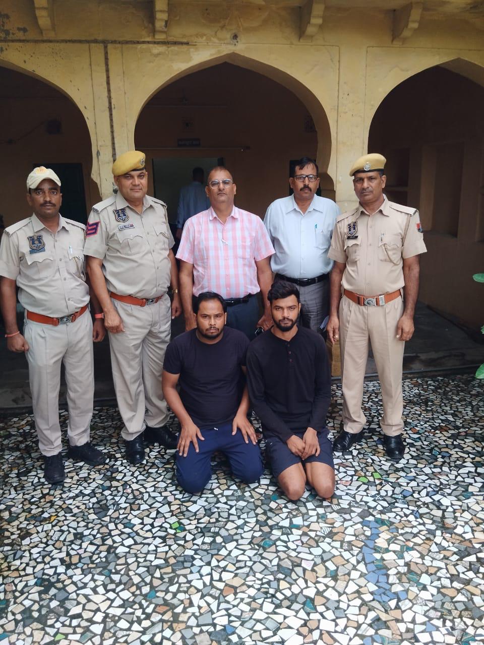 नाबालिग लड़कियों को देहव्यापार में धकेलने वाली गैंग के दो सदस्यों के अलावा एक नाबालिग को पकड़ा नाबालिग लड़कियों को देहव्यापार में धकेलने वाली गैंग के दो सदस्यों के अलावा एक नाबालिग को पकड़ा