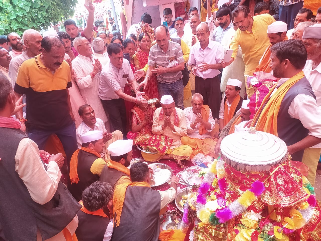 देवाल के कैल गांव में नंदा की उत्सव डोली का स्वागत करते हुए।