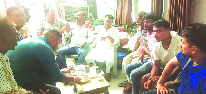 बैठक में चर्चा करते हुए बैठक में चर्चा करते हुए
