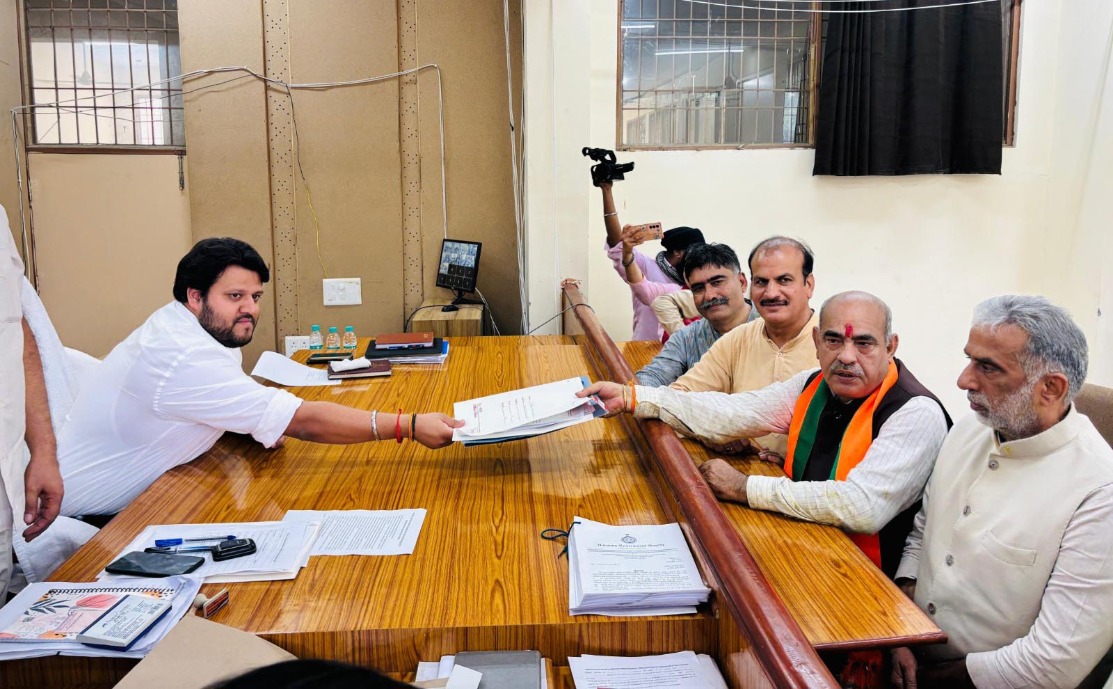 निवर्तमान कैबिनेट मंत्री मूलचंद शर्मा नामांकन दाखिल करते हुए निवर्तमान कैबिनेट मंत्री मूलचंद शर्मा नामांकन दाखिल करते हुए