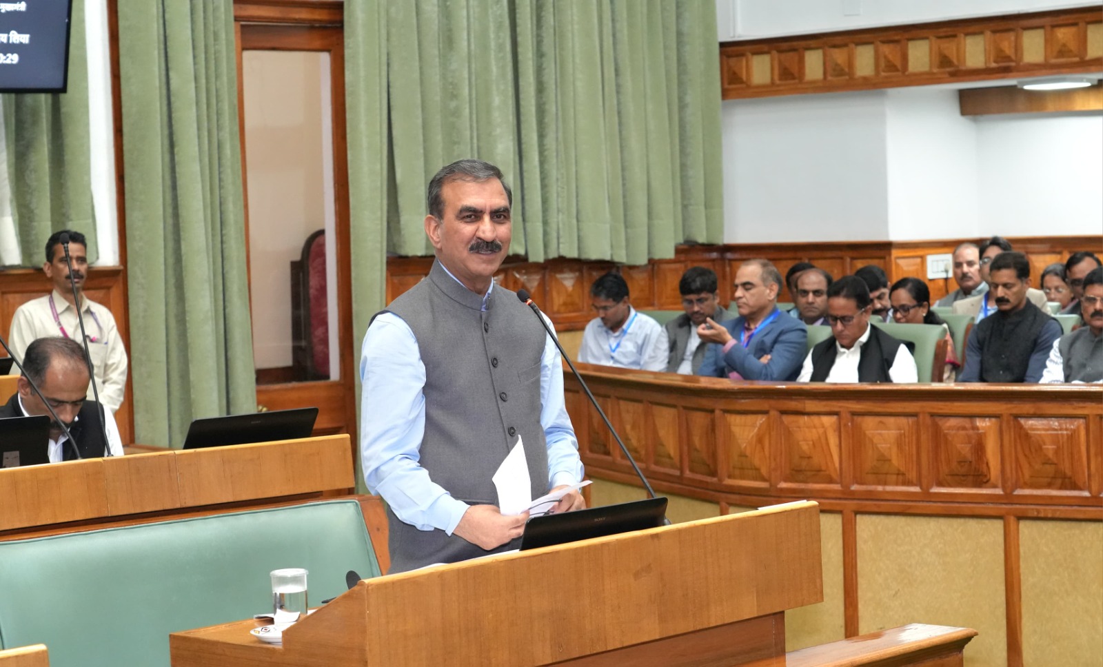 मुख्यमंत्री सदन में बोलते हुए मुख्यमंत्री सदन में बोलते हुए