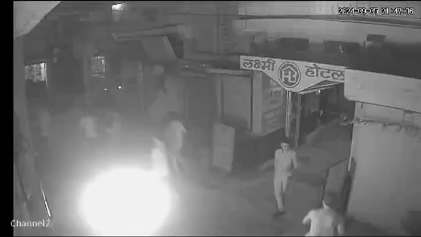 आपसी विवाद में पेट्रोल छिड़क कर आग लगाने के मामले की पुलिस कर रही है जांच