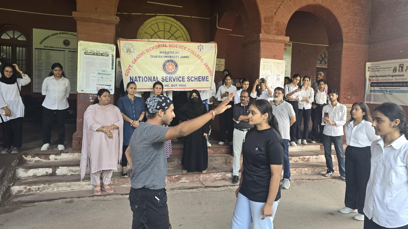 नुक्कड़ नाटक के माध्यम से लोगों को स्वच्छता के प्रति जागरूक किया नुक्कड़ नाटक के माध्यम से लोगों को स्वच्छता के प्रति जागरूक किया