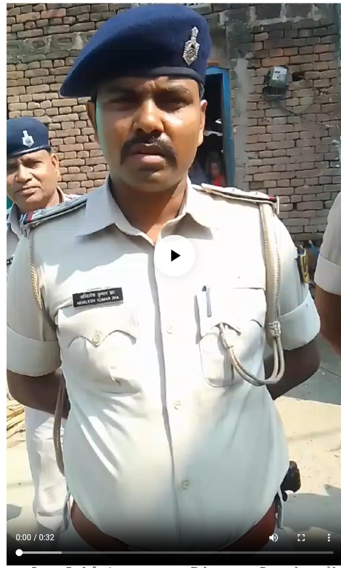 घटनास्थलपर जांच करते थानाध्यक्ष घटनास्थलपर जांच करते थानाध्यक्ष