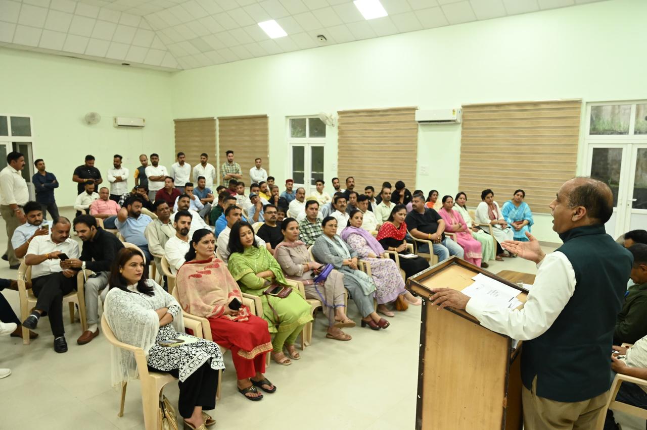मंडी में सदस्यता अभियान की समीक्षा के दौरान जय राम ठाकुर मंडी में सदस्यता अभियान की समीक्षा के दौरान जय राम ठाकुर