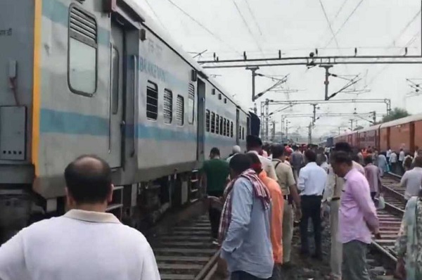 मप्रः इंदौर से जबलपुर जा रही ओवरनाइट एक्सप्रेस के दो कोच पटरी से उतरे मप्रः इंदौर से जबलपुर जा रही ओवरनाइट एक्सप्रेस के दो कोच पटरी से उतरे
