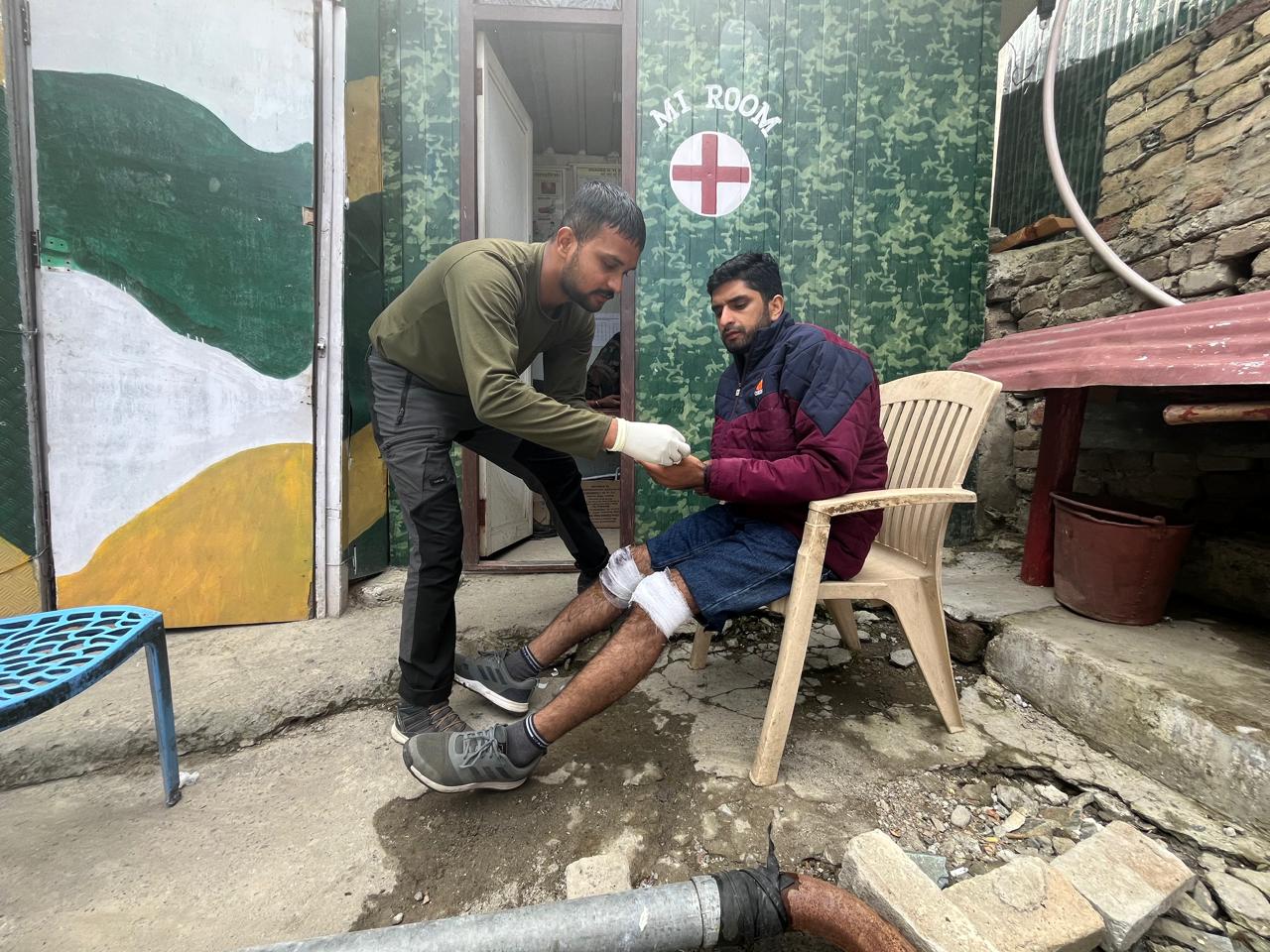 मुगल रोड पर सेना के पैरामेडिक के वीरतापूर्ण प्रयासों से कई जानें बचीं मुगल रोड पर सेना के पैरामेडिक के वीरतापूर्ण प्रयासों से कई जानें बचीं