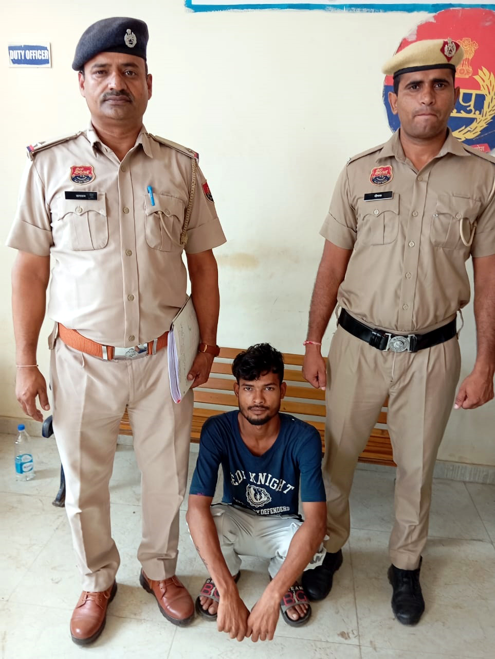 पुलिस द्वारा गिरफ्तार किया गया आरोपी पुलिस द्वारा गिरफ्तार किया गया आरोपी