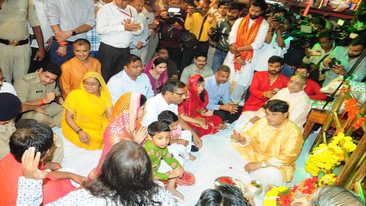 इंदौरः कलेक्टर ने खजराना गणेश मंदिर पहुंचकर 10 दिवसीय गणेश महोत्सव का किया शुभारंभ इंदौरः कलेक्टर ने खजराना गणेश मंदिर पहुंचकर 10 दिवसीय गणेश महोत्सव का किया शुभारंभ