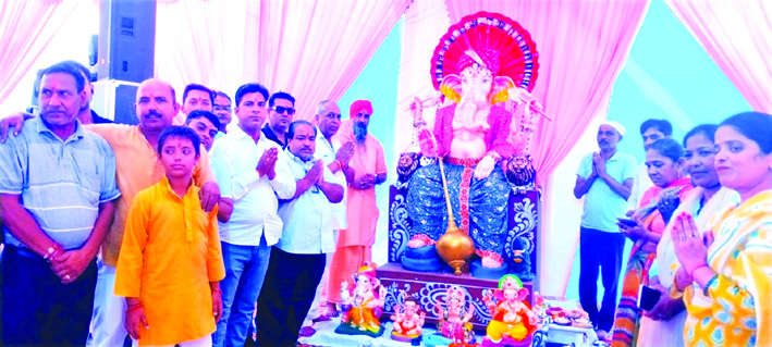 पूजन के दौरान पूजन के दौरान