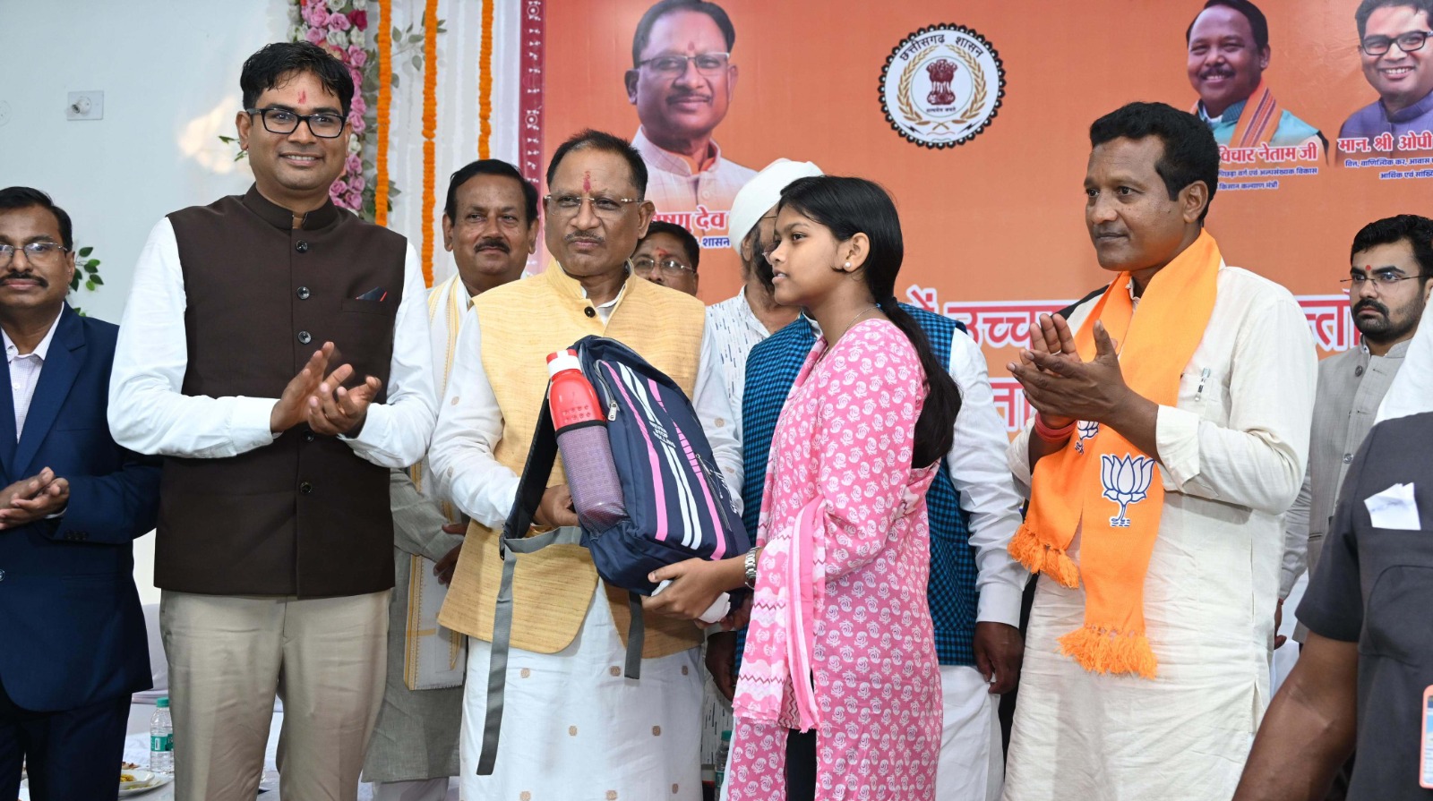 प्रयास आवासीय विद्यालय प्रवेशित विद्यार्थियों को शैक्षणिक सामग्री का वितरण प्रयास आवासीय विद्यालय प्रवेशित विद्यार्थियों को शैक्षणिक सामग्री का वितरण