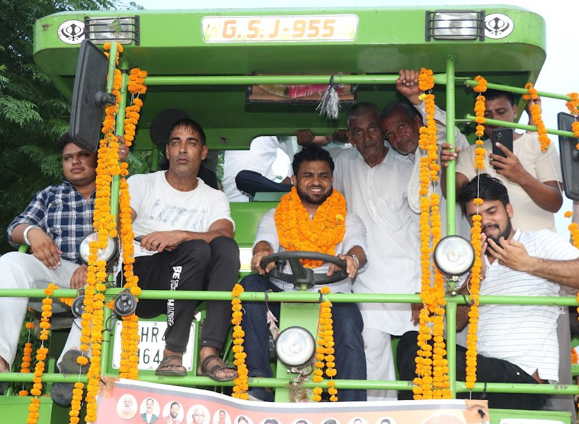 7 Snp- 5, 5A सोनीपत: भाजपा युवा नेता देवेंद्र कादियान लोगों को अभिवादन स्वीकार करते हुए। 7 Snp- 5, 5A सोनीपत: भाजपा युवा नेता देवेंद्र कादियान लोगों को अभिवादन स्वीकार करते हुए।