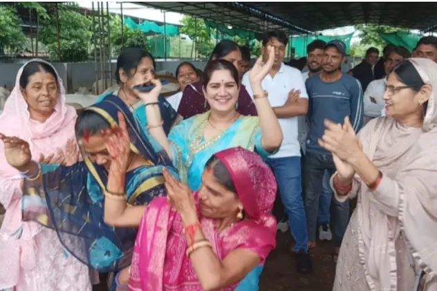 महिलाओं ने पायलट की लंबी आयु के लिए गीत गाए और ढोलक बजाकर जमकर नृत्य किया। महिलाओं ने पायलट की लंबी आयु के लिए गीत गाए और ढोलक बजाकर जमकर नृत्य किया।
