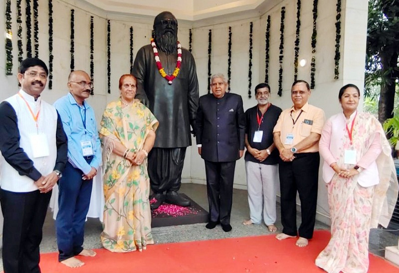 उप राष्ट्रपति धनखड़ ने चित्रकूट पहुंचकर भारत रत्न राष्ट्र ऋषि नानाजी देशमुख की प्रतिमा पर अर्पित की पुष्पांजलि उप राष्ट्रपति धनखड़ ने चित्रकूट पहुंचकर भारत रत्न राष्ट्र ऋषि नानाजी देशमुख की प्रतिमा पर अर्पित की पुष्पांजलि