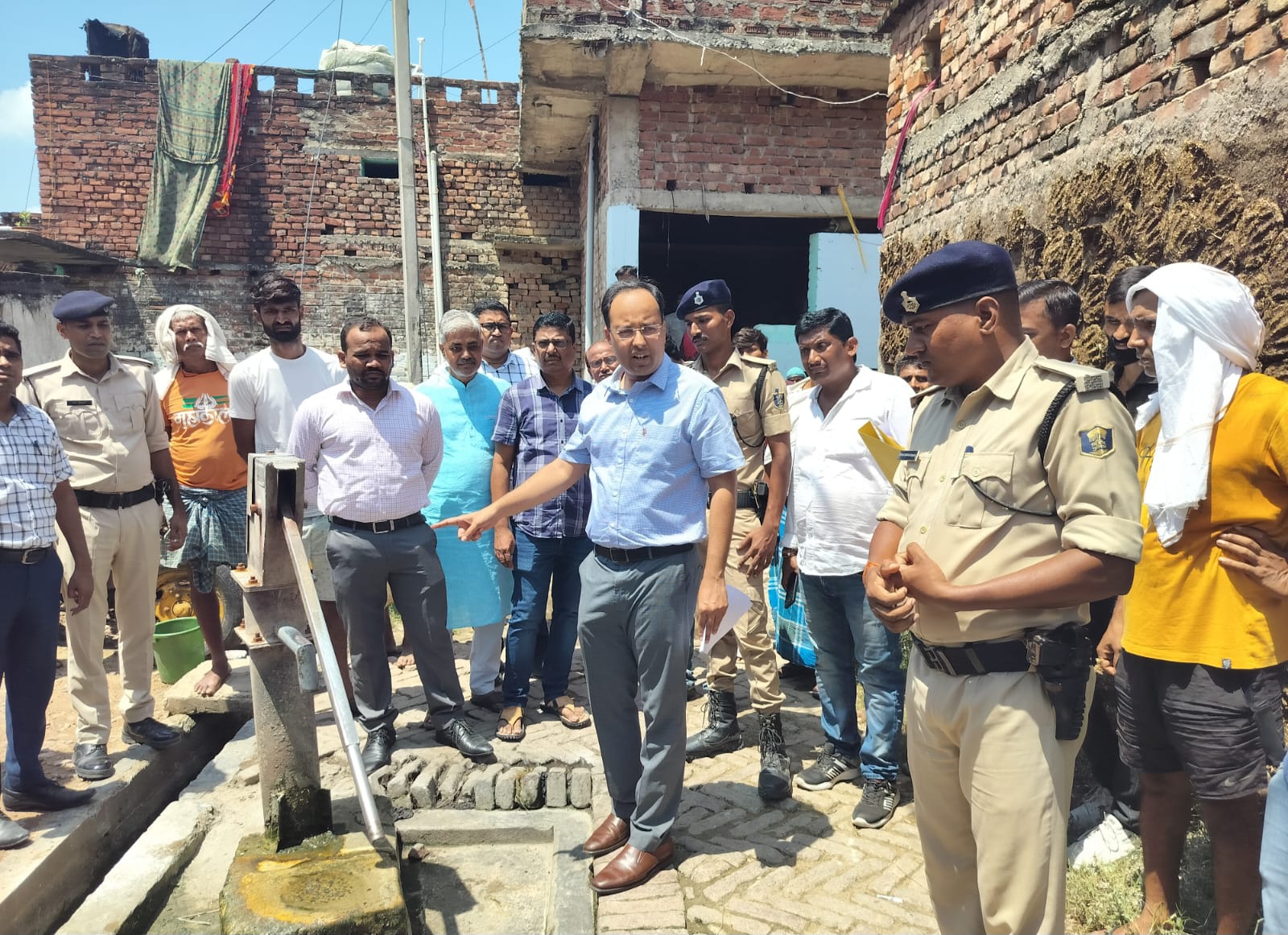 प्रभावित क्षेत्र की जायजा लेते एसडी एम प्रभावित क्षेत्र की जायजा लेते एसडी एम