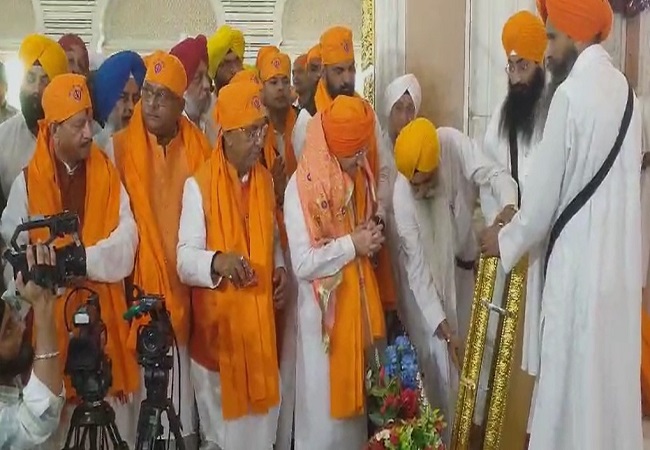 पटना साहिब गुरुदवारा में जेपी नड्डा के साथ उपमुखयमंती बिजय सिनहा सहित अनय पटना साहिब गुरुदवारा में जेपी नड्डा के साथ उपमुखयमंती बिजय सिनहा सहित अनय