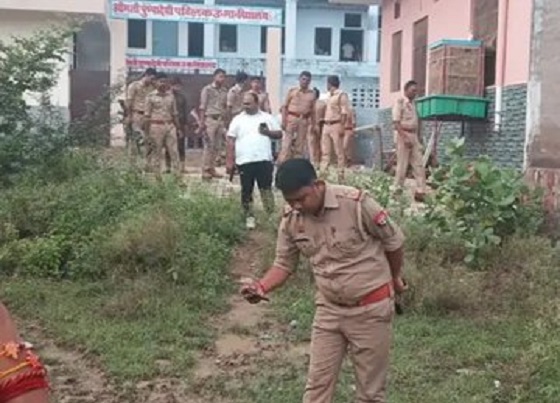 माैके पर पुलिस टीम जांच करते हुए माैके पर पुलिस टीम जांच करते हुए