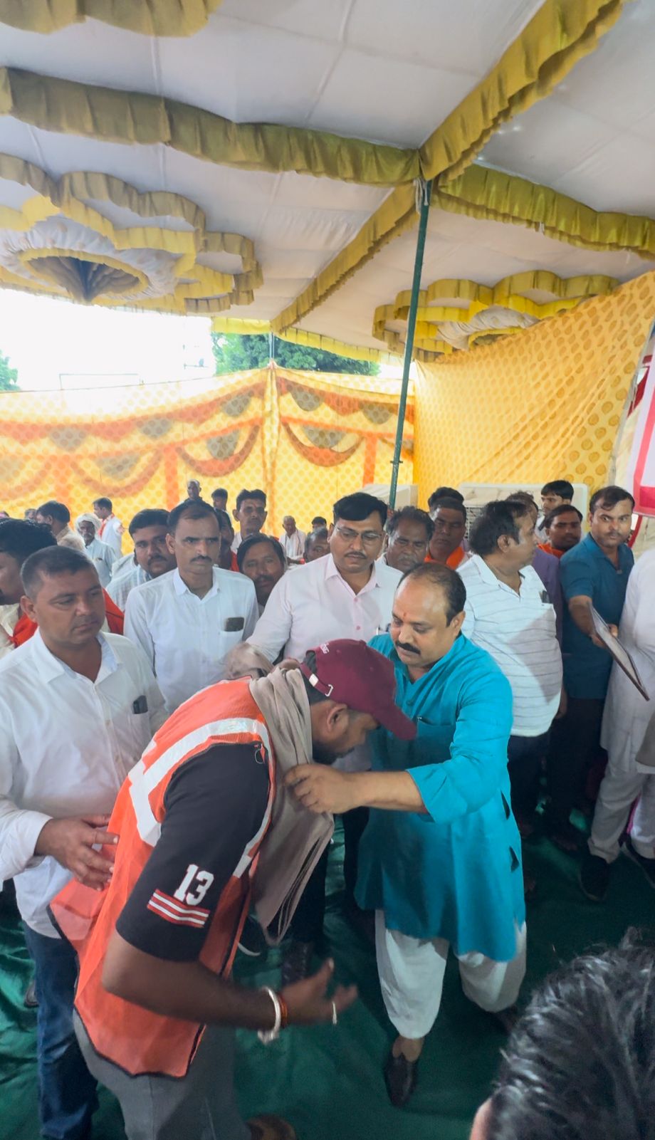 भाजपा विधायक जितेंद्र गोठवाल ने रणथंभौर त्रिनेत्र गणेश मेले में सफाई व्यवस्था संभाल रहे कर्मचारियों को किया सम्मानित भाजपा विधायक जितेंद्र गोठवाल ने रणथंभौर त्रिनेत्र गणेश मेले में सफाई व्यवस्था संभाल रहे कर्मचारियों को किया सम्मानित