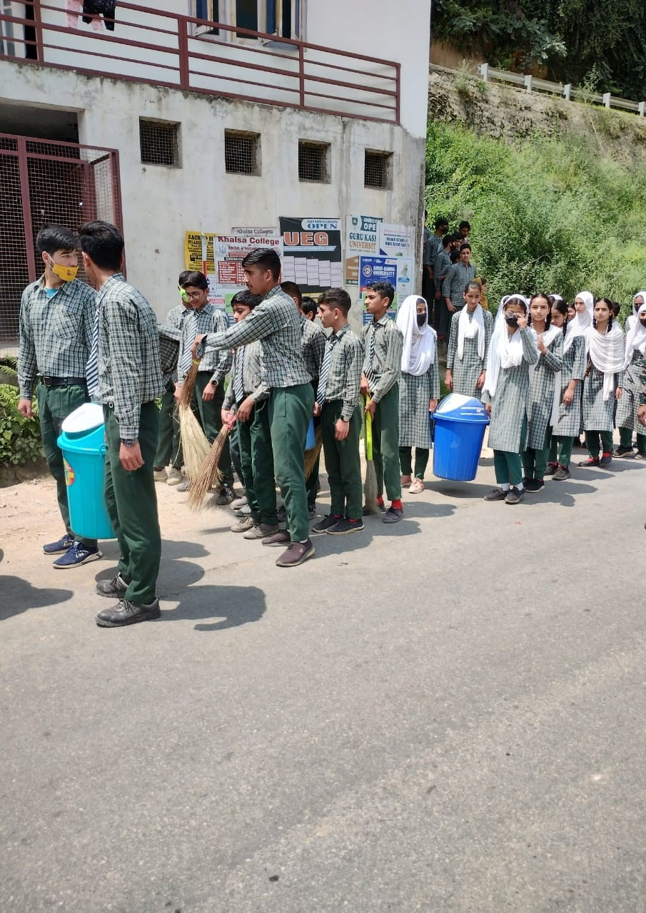 स्वच्छता अभियान में छात्रों ने पढ़ाया आमजन को स्वच्चता का पाठ स्वच्छता अभियान में छात्रों ने पढ़ाया आमजन को स्वच्चता का पाठ