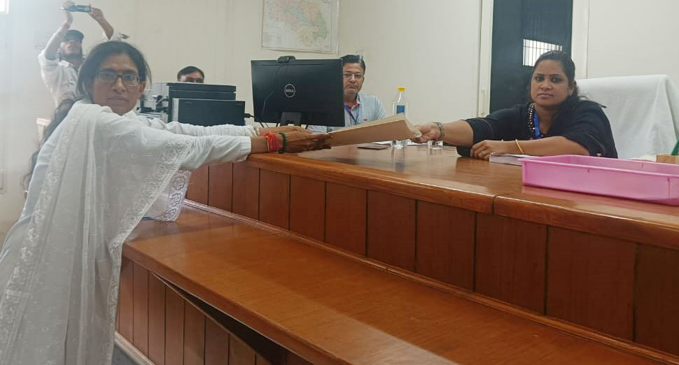 7 Snp- 2 सोनीपत: विधानसभा क्षेत्र गन्नौर में गांव भिगान की कविता ने निर्दलीय उम्मीदवार के तौर पर अपना नामांकन पत्र दाखिल करते हुए। 7 Snp- 2 सोनीपत: विधानसभा क्षेत्र गन्नौर में गांव भिगान की कविता ने निर्दलीय उम्मीदवार के तौर पर अपना नामांकन पत्र दाखिल करते हुए।