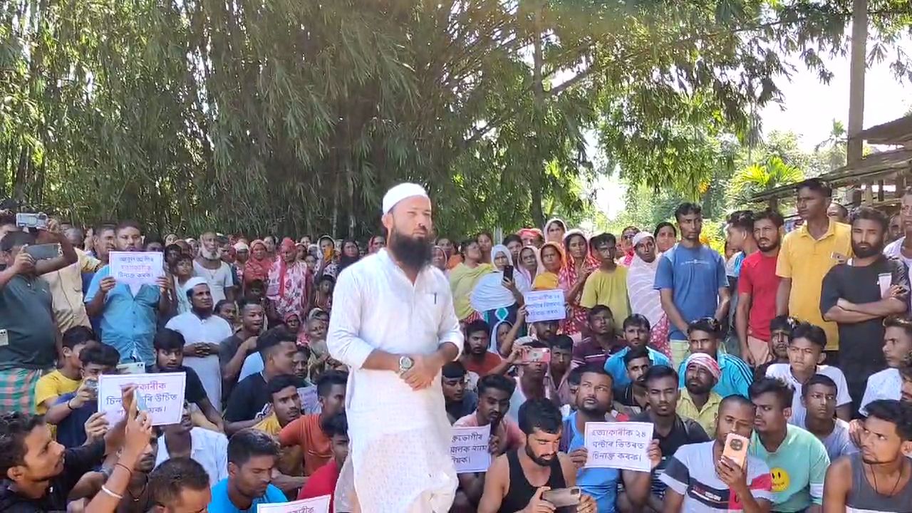 नलबाड़ी (असम), 07 सितंबर हि.स.)।  नलबाड़ी जिले के मुकालमुआ के बदनी आखीया इलाके में एक युवक की हत्या मामले को लेकर स्थानीय लोगों ने जमकर विरोध प्रदर्शन करते हुए हत्याकांड में शामिल हत्यारों को 24 घंटे के भीतर गिरफ्तार कर शख्स सजा दिए जाने की मांग की गई है। स्थानीय लोगों ने बताया कि तीन सितंबर को मुकालमुआ के बदनी आखीया  इलाके में दो परिवार.हजरत अली और  मोजफ्फर अली के बीच मारपीट हुआ। मारपीट के दौरान बीच बचाव करने के लिए गांव के ही बाबूल अली के पुत्र अब्दुल अली गया। जिस पर मारपीट कर रहे लोगों ने धारदार हथियार से उस पर हमला कर दिया। बाद में अब्दुल अली की मौत हो गई । घटना के चार दिन बीत जाने के बाद भी घटना में शामिल आरोपित को पुलिस पकड़ नहीं सकी। जिसको लेकर स्थानीय लोगों ने शनिवार को जमकर विरोध प्रदर्शन करते हुए आरोपित को 24 घंटे के भीतर गिरफ्तार कर कड़ी से कड़ी सजा दिए जाने की मांग की है।