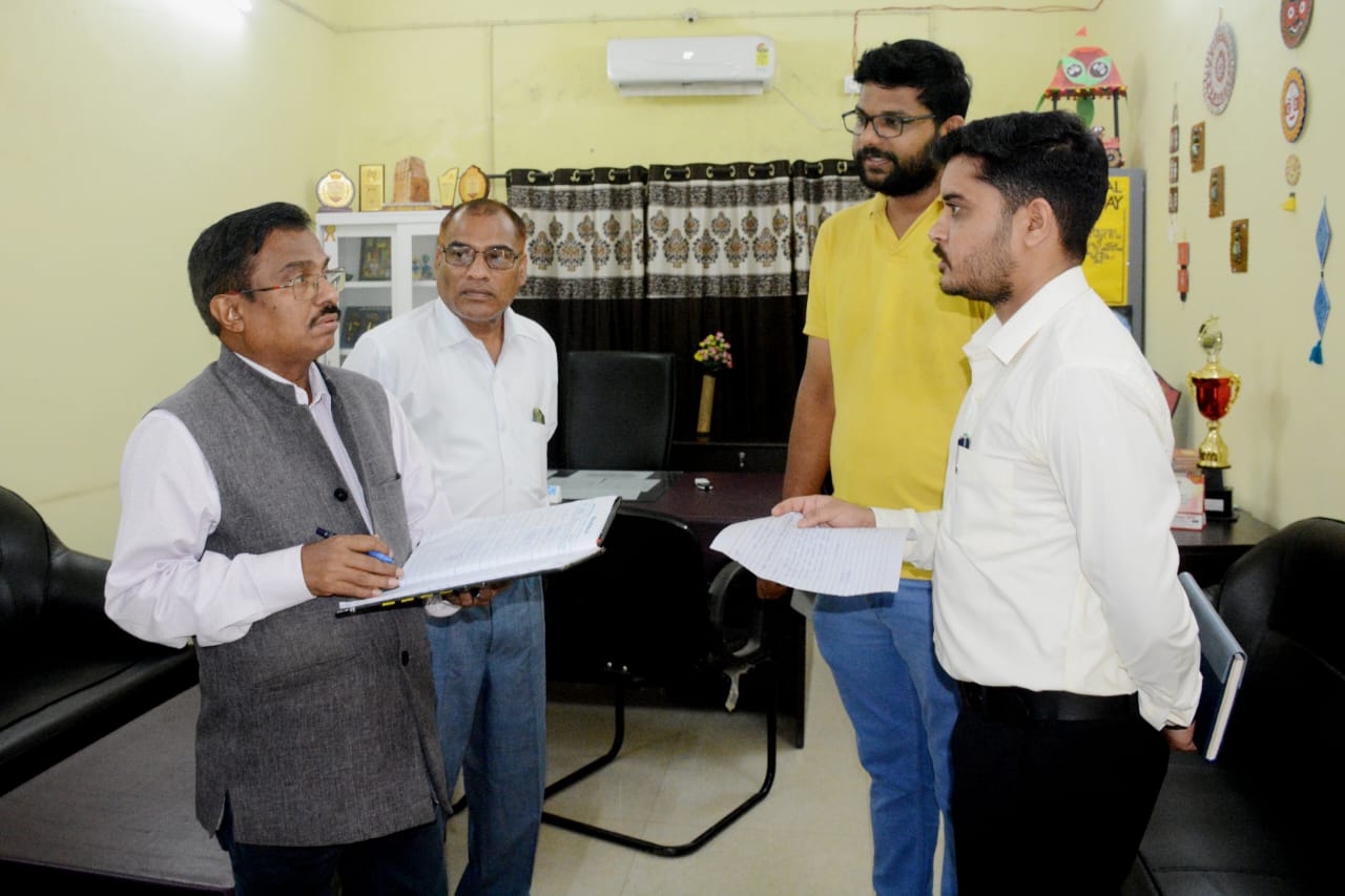 संभागायुक्त महादेव कावरे ने किया स्कूल का औचक निरीक्षण, अनुपस्थित शिक्षकों को नोटिस जारी करने दिए निर्देश संभागायुक्त महादेव कावरे ने किया स्कूल का औचक निरीक्षण, अनुपस्थित शिक्षकों को नोटिस जारी करने दिए निर्देश