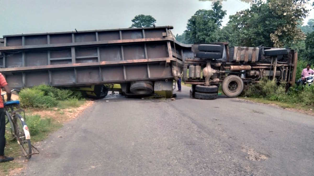 ट्रेलर पलटा,अंतरराज्यीय मार्ग बाधित ट्रेलर पलटा,अंतरराज्यीय मार्ग बाधित