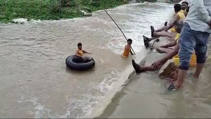चित्तौड़गढ़ जिले के निंबाहेड़ा में एनिकट से बहे व्यक्ति की तलाश करते सिविल डिफेंस की टीम। चित्तौड़गढ़ जिले के निंबाहेड़ा में एनिकट से बहे व्यक्ति की तलाश करते सिविल डिफेंस की टीम।